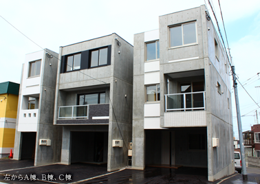 B棟は明るいフロアにダークブラウンの建具を組み合わせました。ひきしまったテイストを演出します。